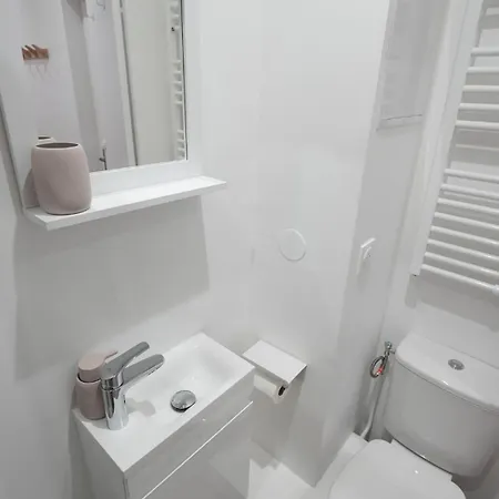Berthelot Design Au Pied Du Tram Et Proche Métro