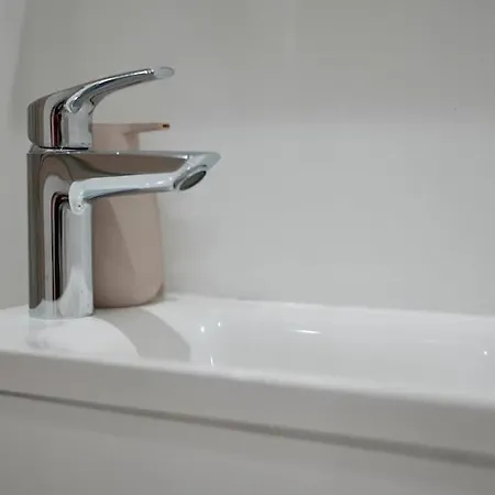 Berthelot Design Au Pied Du Tram Et Proche Métro Appartement *
