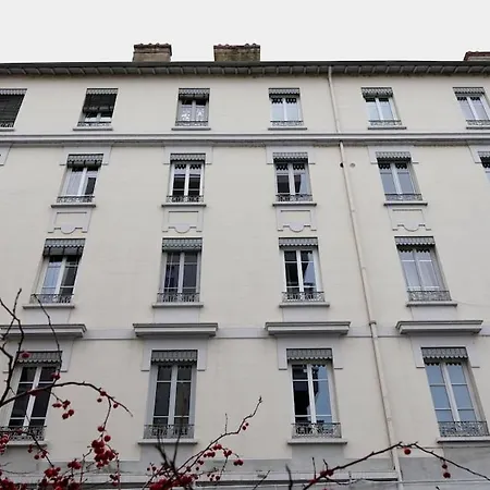 Appartement Berthelot Design Au Pied Du Tram Et Proche Métro Lyon
